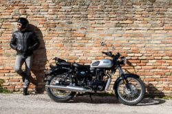 BENELLI - IMPERIALE 400 - STŘÍBRNÁ - PŘEDVÁDĚCÍ MOTOCYKL