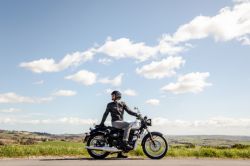 BENELLI - IMPERIALE 400 - STŘÍBRNÁ - PŘEDVÁDĚCÍ MOTOCYKL