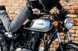 BENELLI - IMPERIALE 400 - STŘÍBRNÁ - PŘEDVÁDĚCÍ MOTOCYKL BENELLI - IMPERIALE 400 - STŘÍBRNÁ - PŘEDVÁDĚCÍ MOTOCYKL