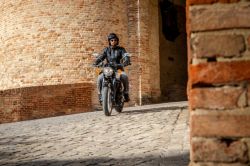 BENELLI - IMPERIALE 400 - STŘÍBRNÁ - PŘEDVÁDĚCÍ MOTOCYKL
