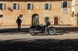 BENELLI - IMPERIALE 400 - STŘÍBRNÁ - PŘEDVÁDĚCÍ MOTOCYKL