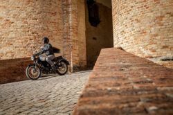BENELLI - IMPERIALE 400 - STŘÍBRNÁ - PŘEDVÁDĚCÍ MOTOCYKL