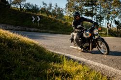 BENELLI - IMPERIALE 400 - STŘÍBRNÁ - PŘEDVÁDĚCÍ MOTOCYKL