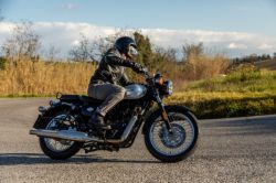 BENELLI - IMPERIALE 400 - STŘÍBRNÁ - PŘEDVÁDĚCÍ MOTOCYKL