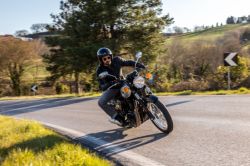 BENELLI - IMPERIALE 400 - STŘÍBRNÁ - PŘEDVÁDĚCÍ MOTOCYKL