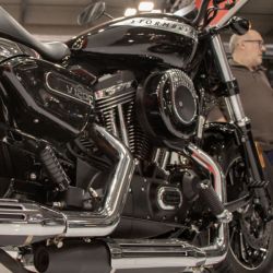 SWM - CUSTOM V1200 STORMBREAKER - ČERNÁ