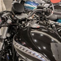 SWM - CUSTOM V1200 STORMBREAKER - ČERNÁ