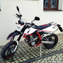 SWM - SM 500 - ČERVENÁ-BÍLÁ - BAZAROVÝ MOTOCYKL