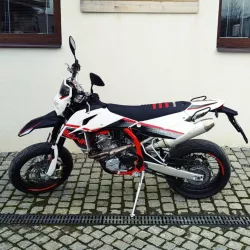 SWM - SM 500 - ČERVENÁ-BÍLÁ - BAZAROVÝ MOTOCYKL