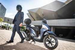 SYM Symphony ST 125i A/C CBS – BÍLÁ - Skútr s CBS a LED