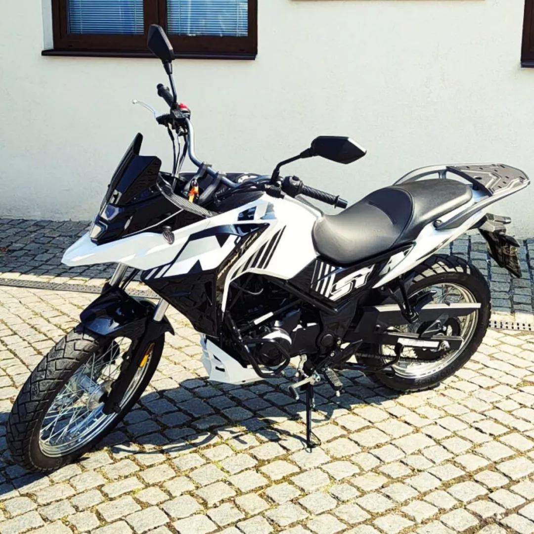 SYMNH T 300 - ČERNÁ-BÍLÁ - EURO 5 - PŘEDVÁDĚCÍ MOTOCYKL
