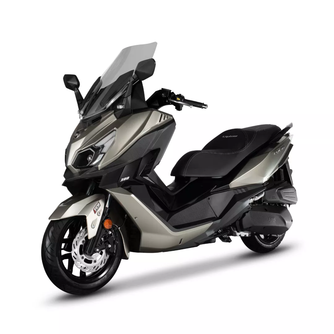 SYM Cruisym Alfa 300 – STŘÍBRNÁ - sportovně-cestovní skútr s výkonným motorem a LED technologií