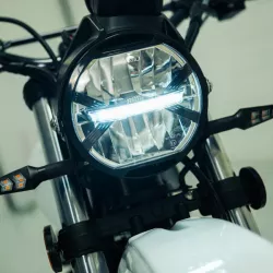 SWM Silver Vase T 650 - ČERNÁ – stylový scrambler 650 ccm pro město i lehký terén s ABS a retro vzhledem