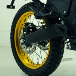 SWM Silver Vase T 650 - ČERNÁ – stylový scrambler 650 ccm pro město i lehký terén s ABS a retro vzhledem
