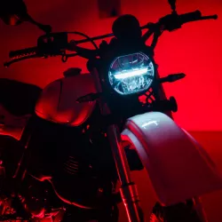 SWM Silver Vase T 650 - ČERNÁ – stylový scrambler 650 ccm pro město i lehký terén s ABS a retro vzhledem