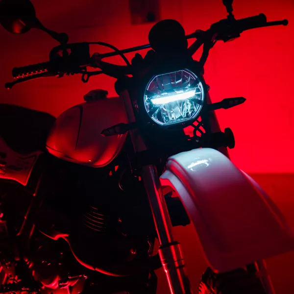 SWM Silver Vase T 650 - ČERNÁ – stylový scrambler 650 ccm pro město i lehký terén s ABS a retro vzhledem