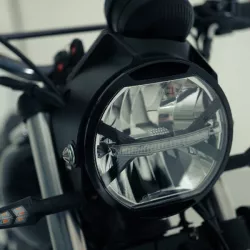 SWM - Silver Vase 650 - BÍLÁ - Moderní a výkonný motocykl pro dobrodruhy