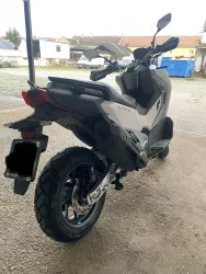 SYM - ADX TG 400 - BÍLÁ - PŘEDVÁDĚCÍ SKÚTR