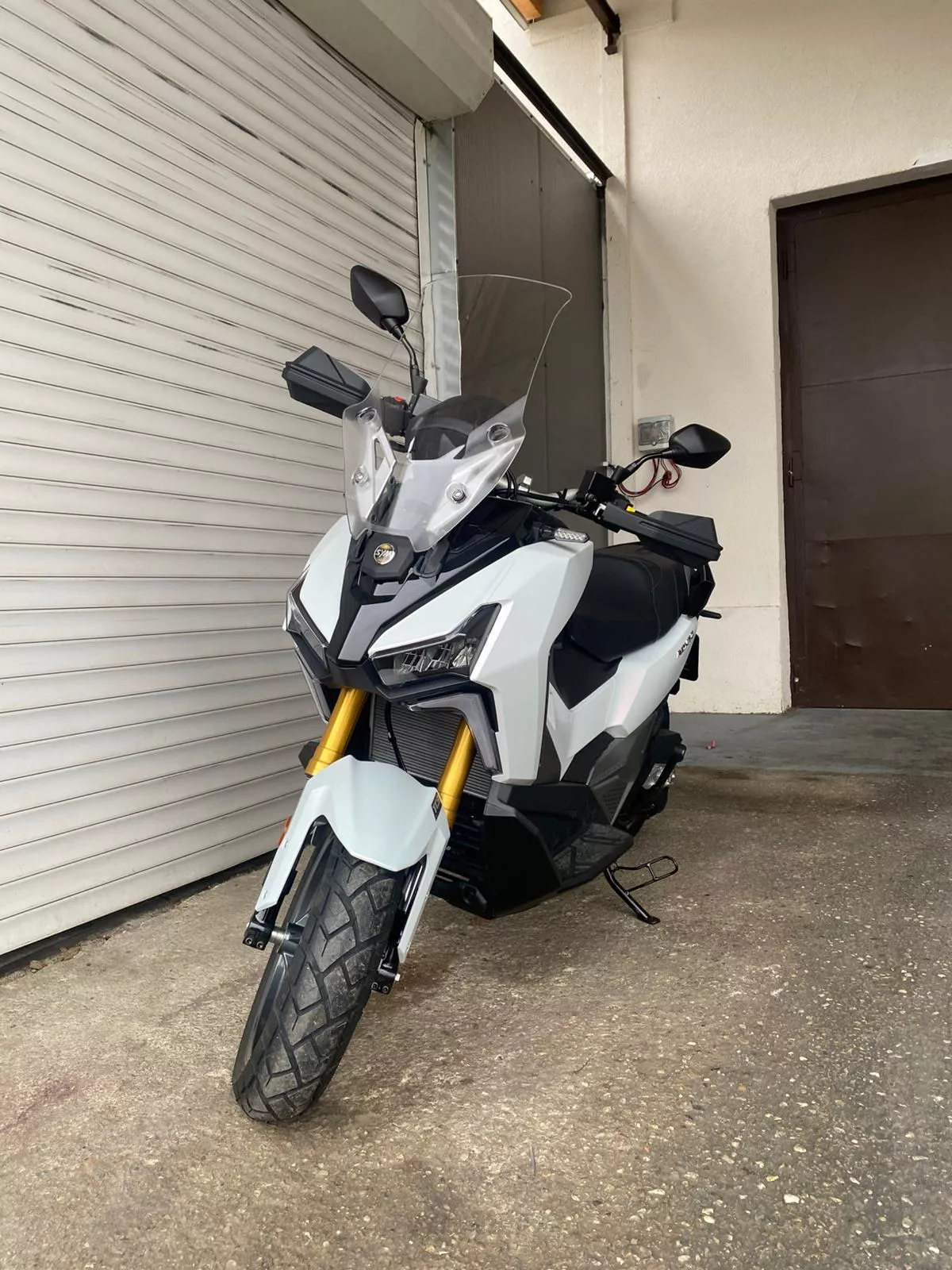 SYM - ADX TG 400 - BÍLÁ - PŘEDVÁDĚCÍ SKÚTR