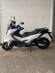 SYM - ADX TG 400 - BÍLÁ - PŘEDVÁDĚCÍ SKÚTR