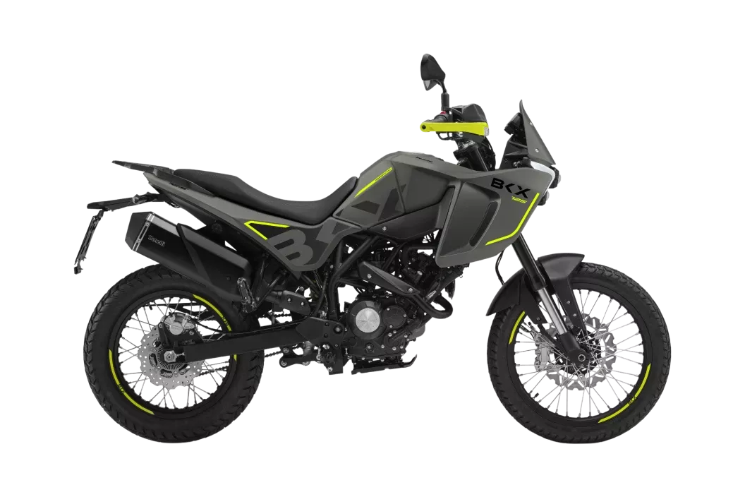 BKX 125 CEMENT GREY - lehký dobrodružný motocykl pro mladé jezdce, univerzální a snadno ovladatelný parťák na asfalt i do terénu s jedinečným designem BENELLI