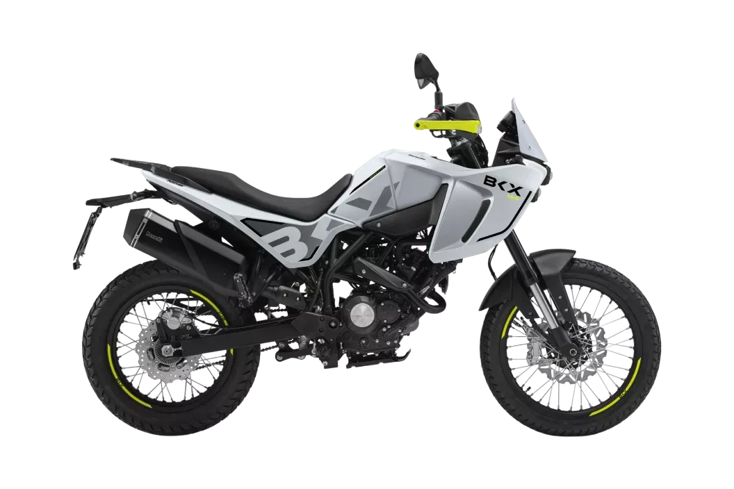 BKX 125 NORDIC WHITE - lehký dobrodružný motocykl pro mladé jezdce, univerzální a snadno ovladatelný parťák na asfalt i do terénu s jedinečným designem BENELLI