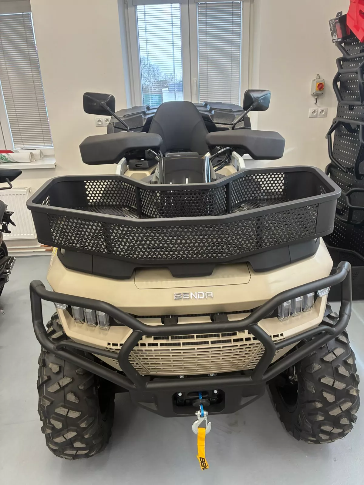 Robustní přední pracovní koš pro maximální praktičnost!