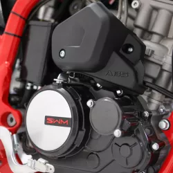 SWM - SM 125 R ČERNÁ-ČERVENÁ - lehký supermoto motocykl 125ccm pro A1, ideální na silnici i do města