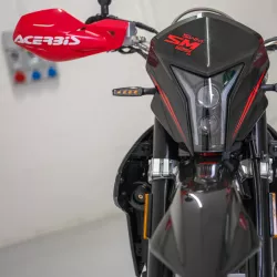 SWM - SM 125 R ČERNÁ-ČERVENÁ - lehký supermoto motocykl 125ccm pro A1, ideální na silnici i do města