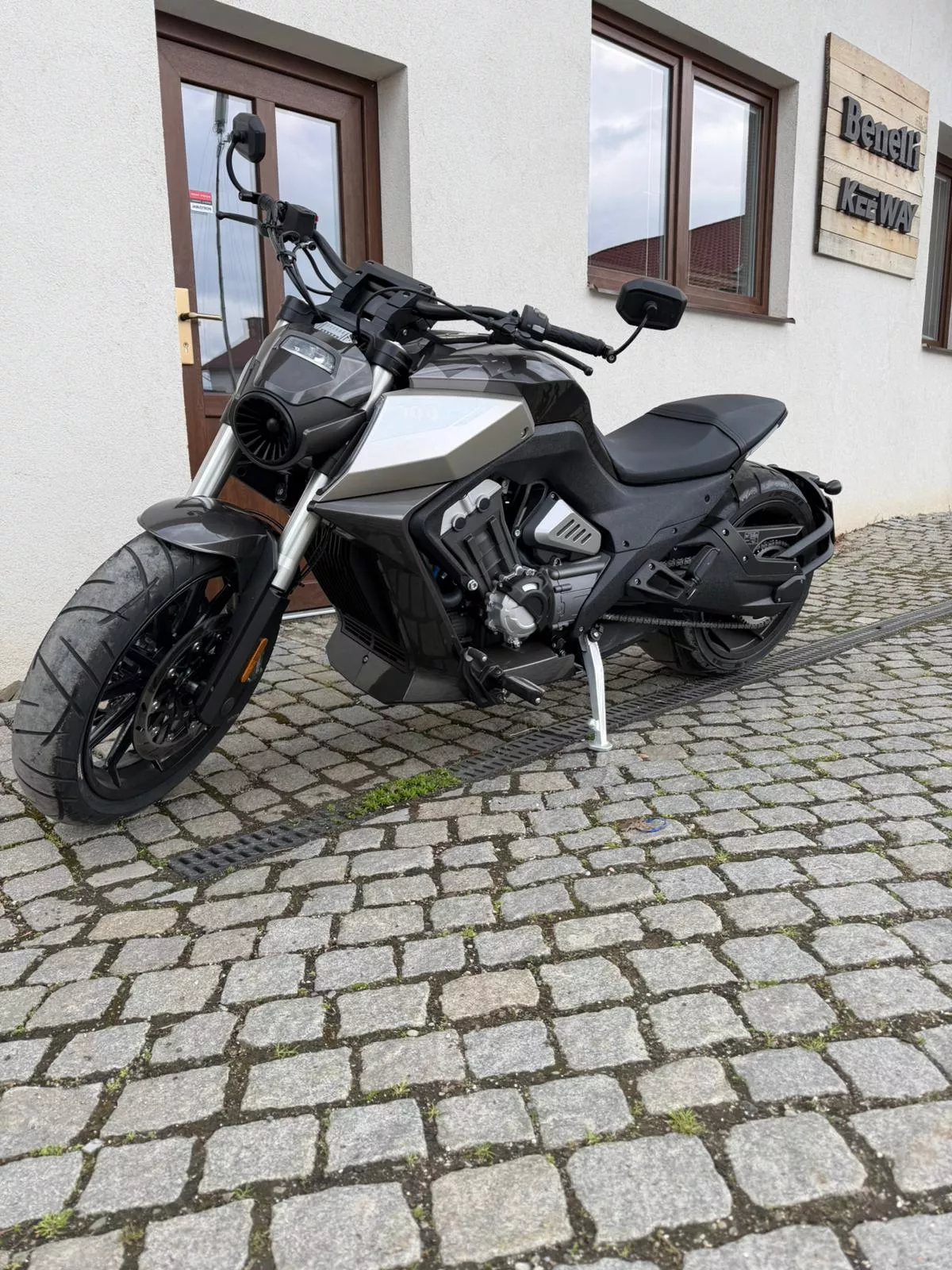 BENDA - LFC 700 ŠEDÁ - PŘEDVÁDĚCÍ MOTOCYKL BENDA MOTOR