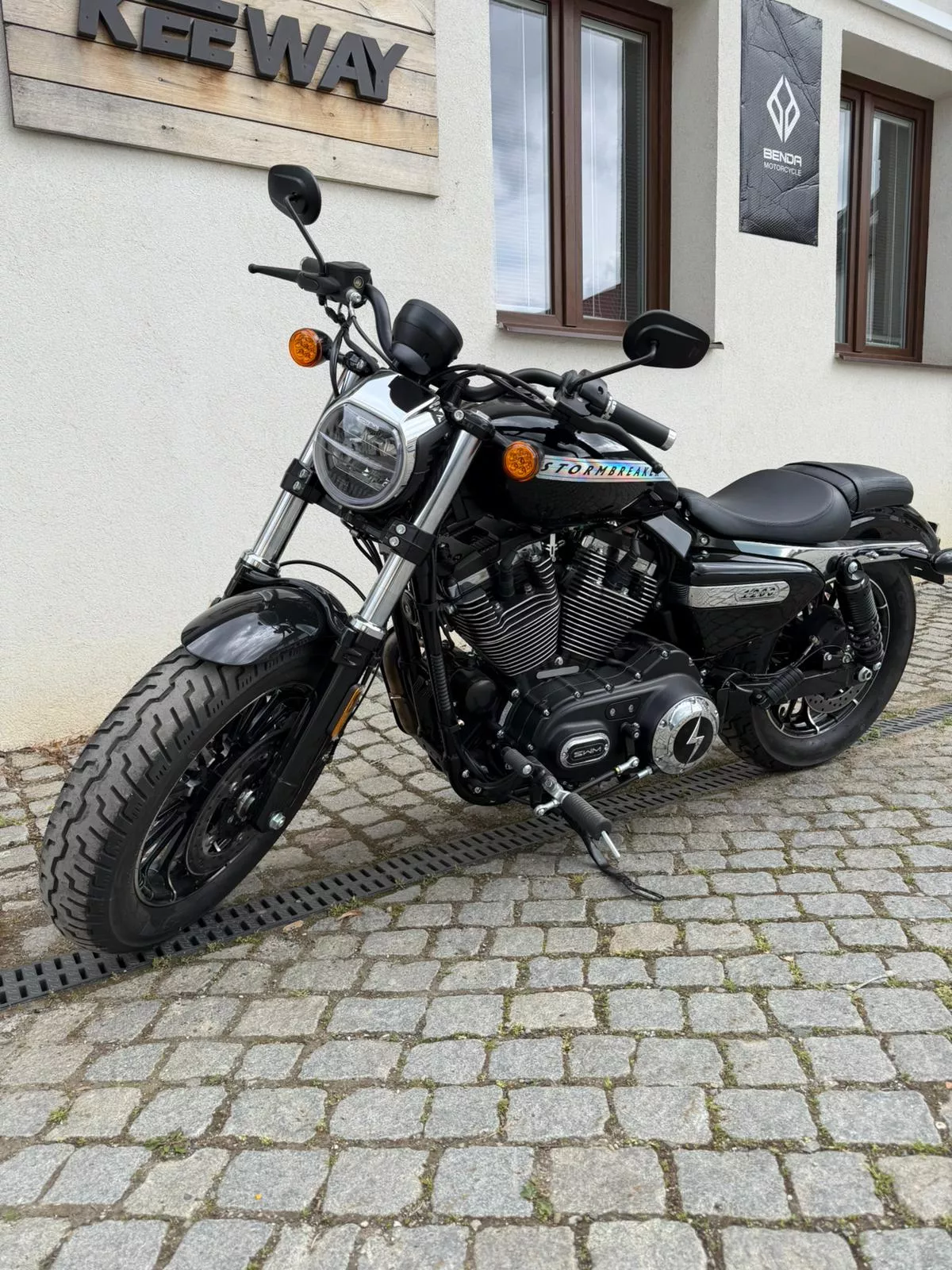 CUSTOM V1200 STORMBREAKER ČERNÁ - PŘEDVÁĚCÍ MOTOCYKL SWM