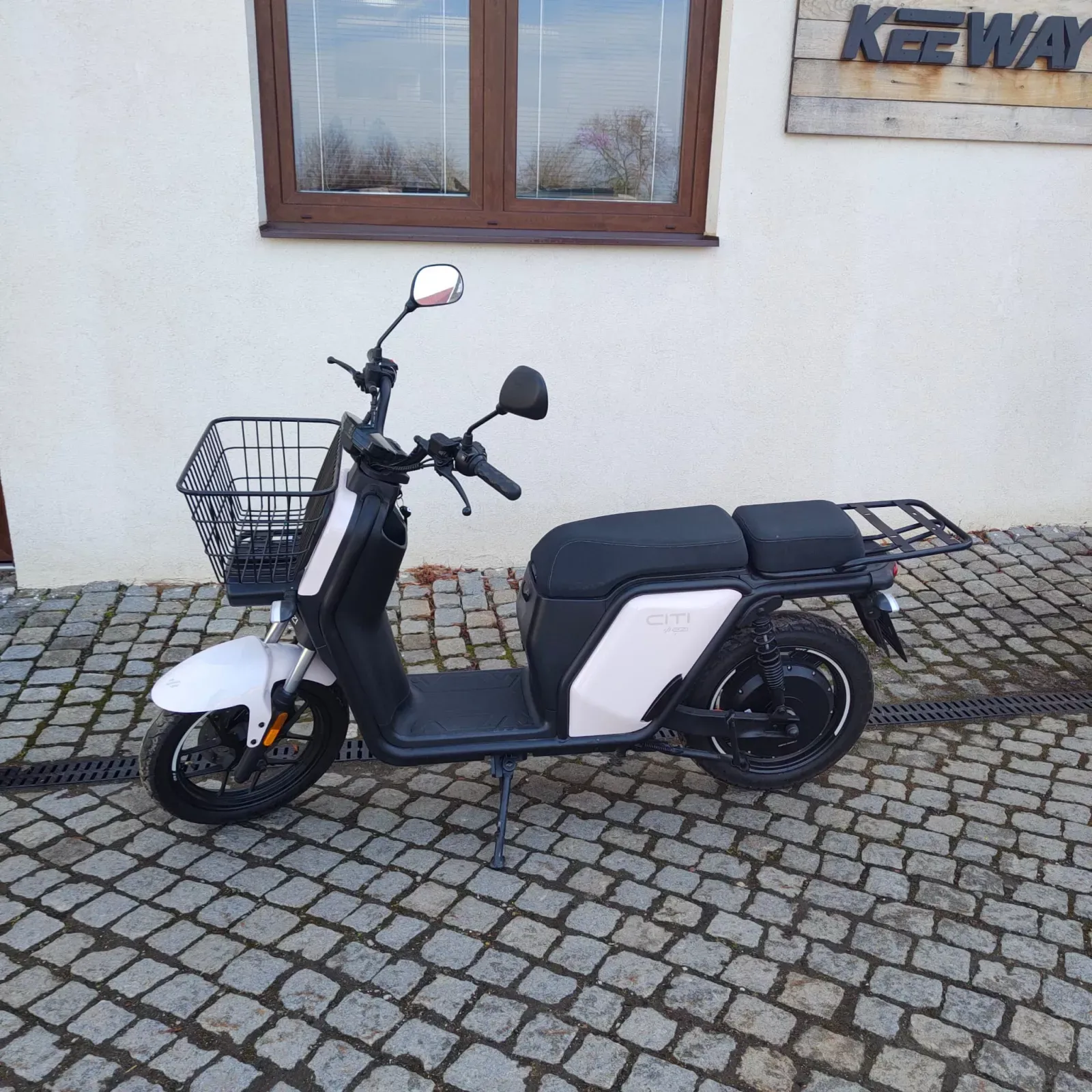ELEKTROSKÚTRY DLE VÝROBCE