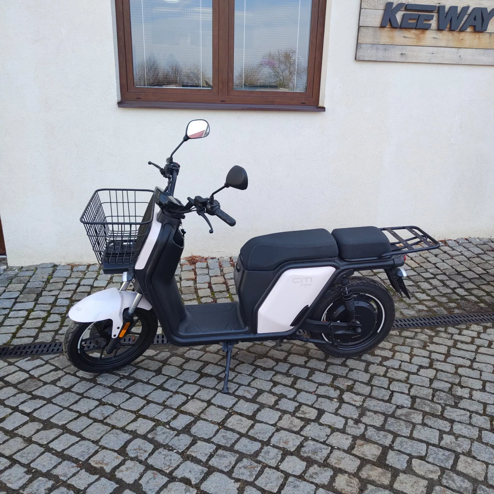 KEEWAY - E-ZI CITI DUTY 45KM - BÍLÁ - PŘEDVÁDĚCÍ ELEKTROSKÚTR