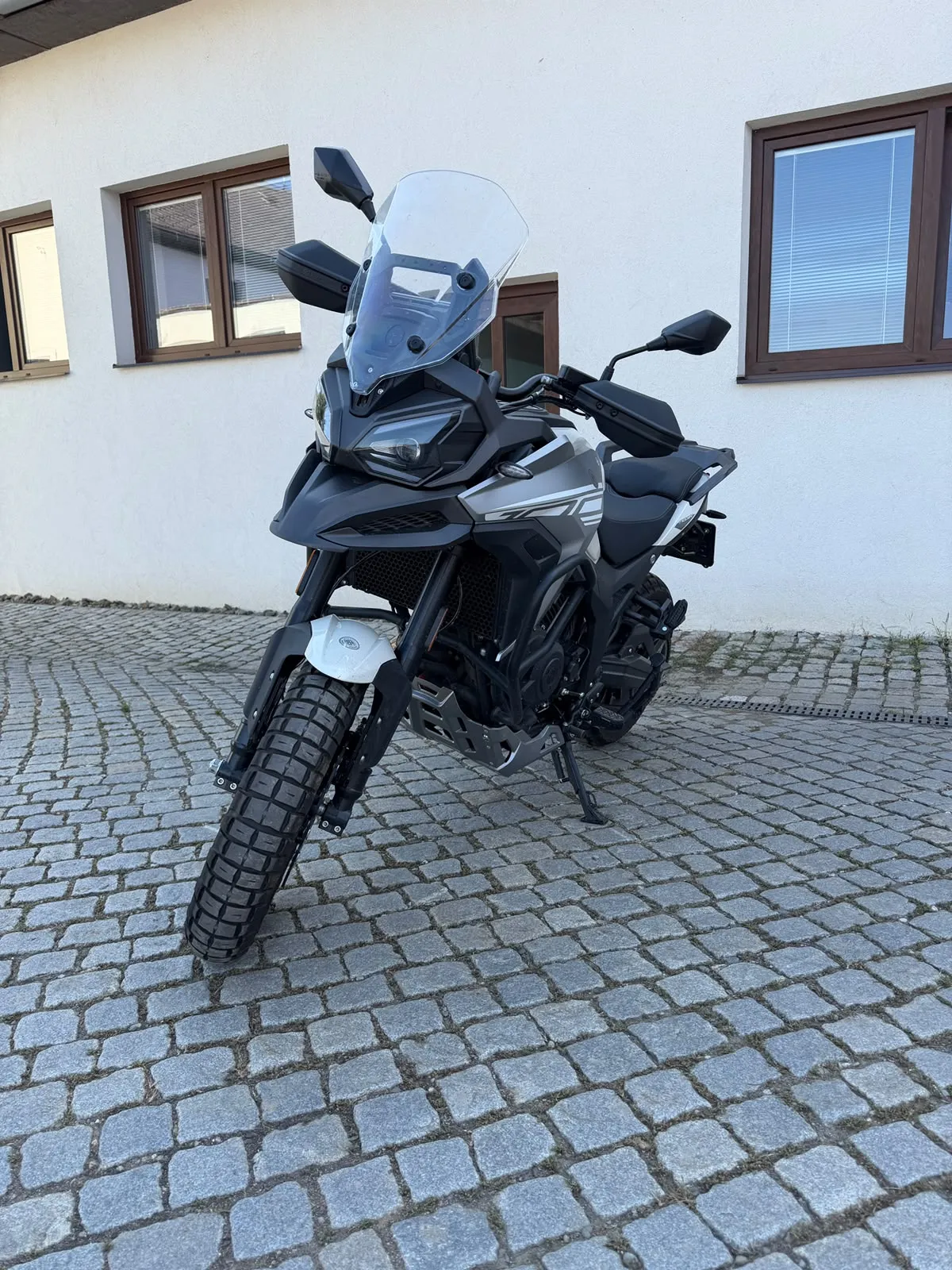 T 1002V BÍLÁ - EURO 5+ - PŘEDVÁDĚCÍ MOTOCYKL MORBIDELLI
